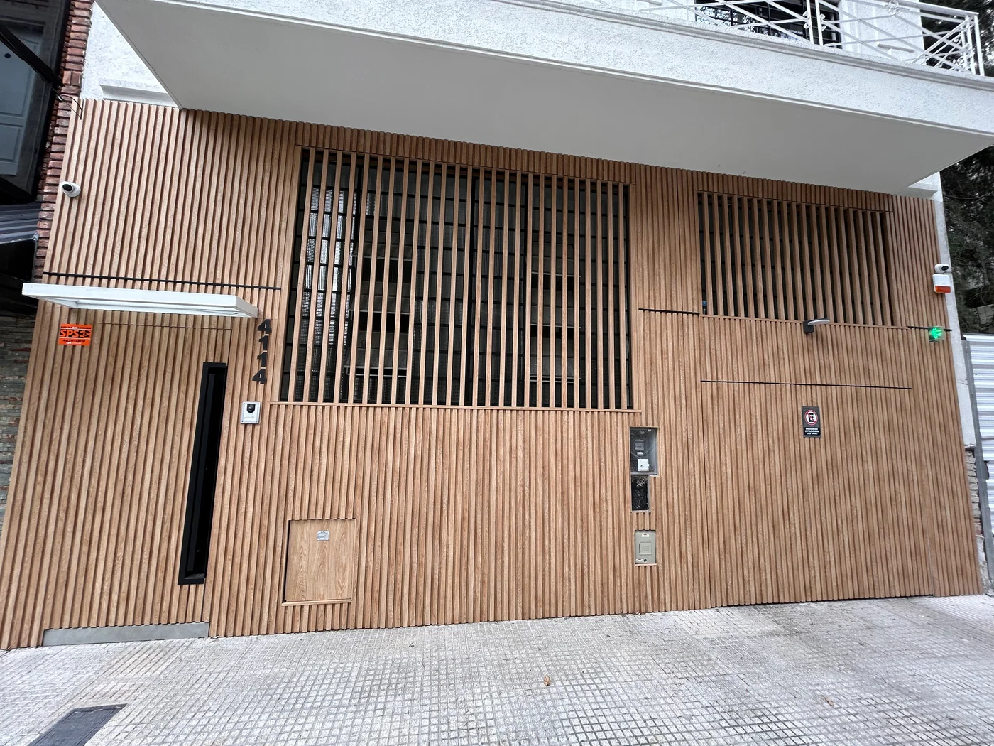 Fachada en proyecto residencial con Wall Panel y Tubulares de PVC MUCHTEK  en color Turner Oak a cargo de Robrera y Wintec. 