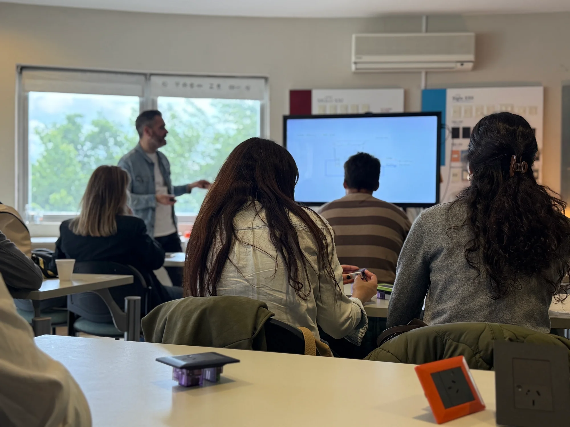 Casas inteligentes y tecnología aplicada: la experiencia de la comunidad en la planta de Cambre