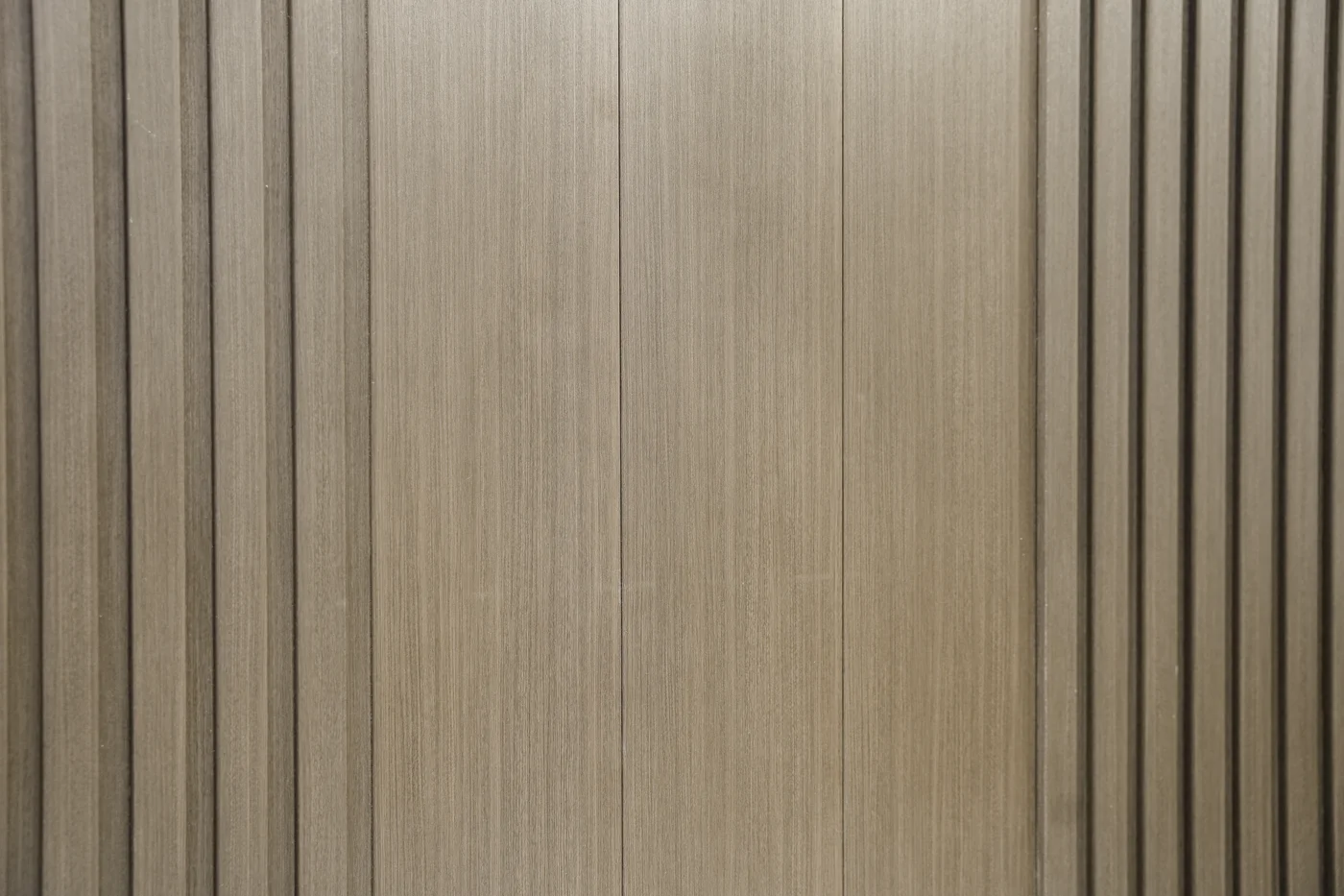 Aplicación en detalle de revestimiento y wall panel en PVC MUCHTEK en color símil madera 