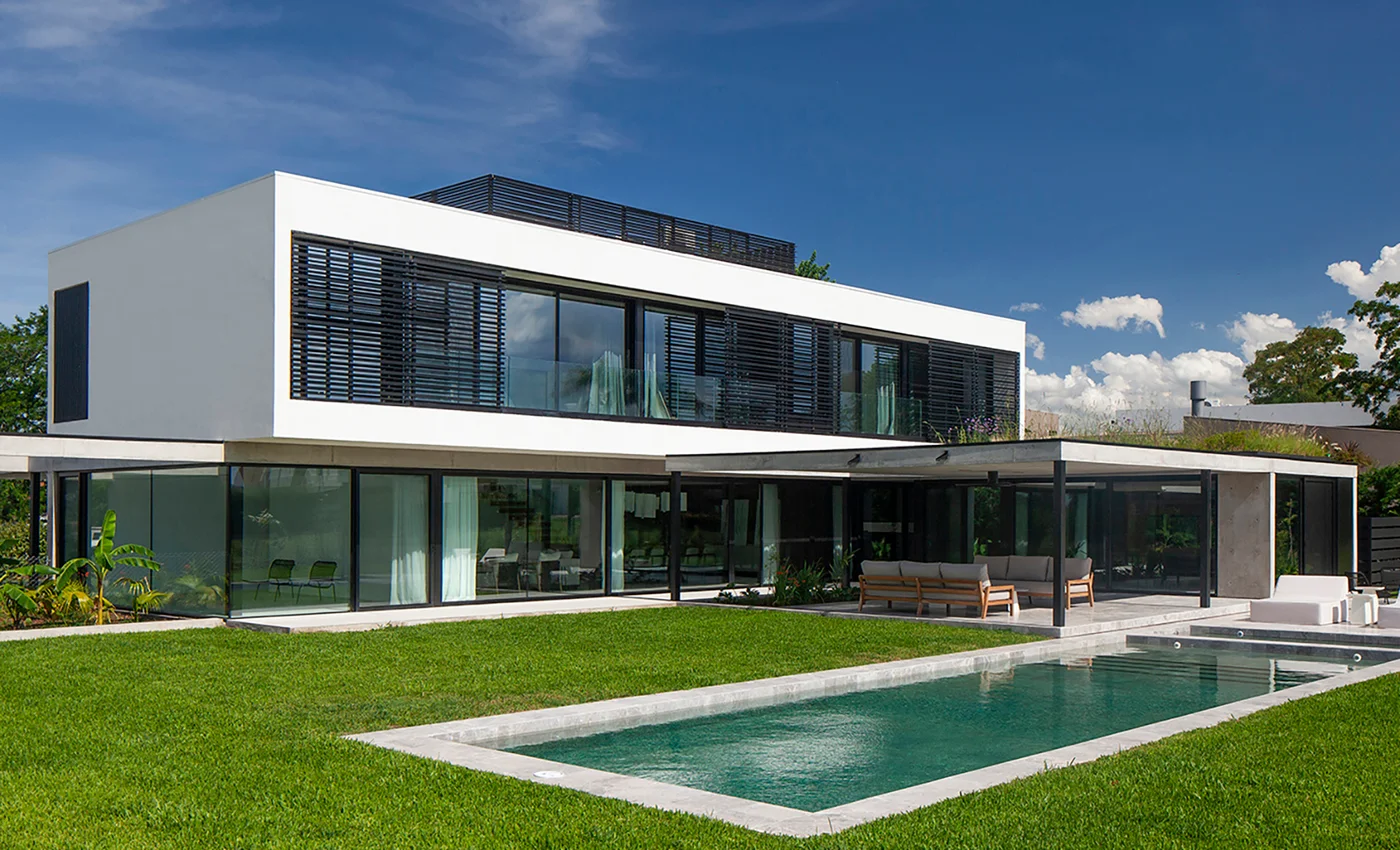 Casa GJ, Prov. Buenos Aires
Sistemas: A40 RPT – A40 Cristal – Parasoles
Estudio: GMARQ
Carpintero: CERRAMIENTOS DE LUCA
