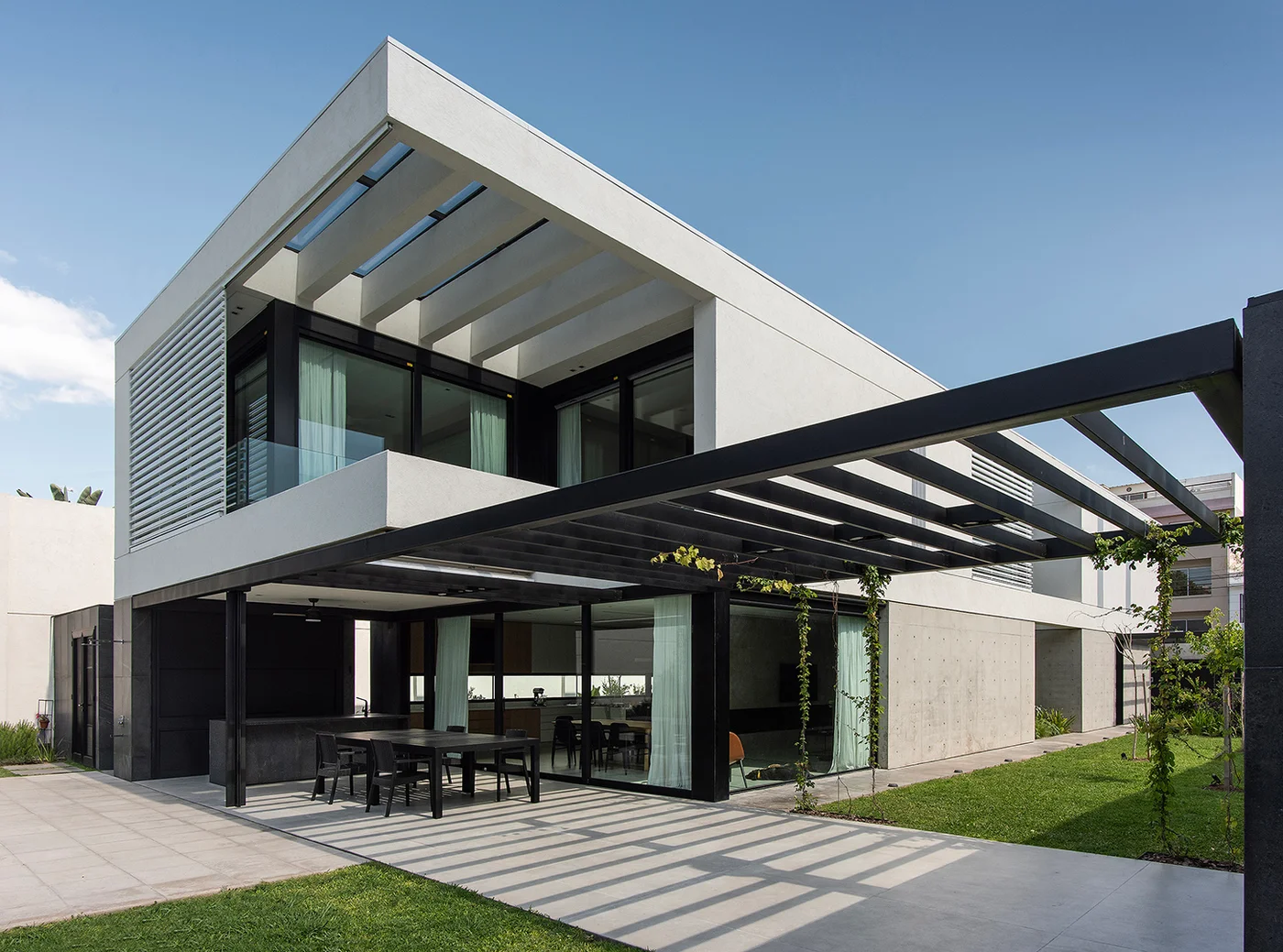 Obra: Casa SD28, C.A.B.A.
Sistemas: A40 RPT - Baranda A40 Cristal - Techo Vidriado - Parasoles
Estudio: GMARQ
Carpintero: CERRAMIENTOS DE LUCA
