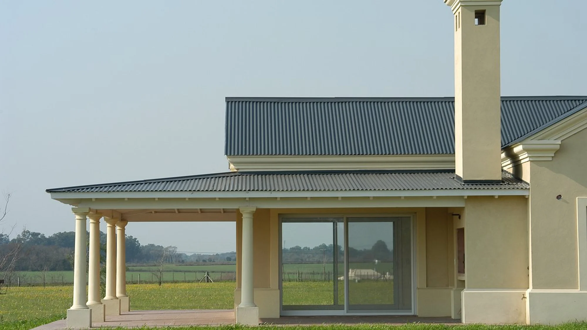 Casas con galería: el espacio más argentino, en 12 obras