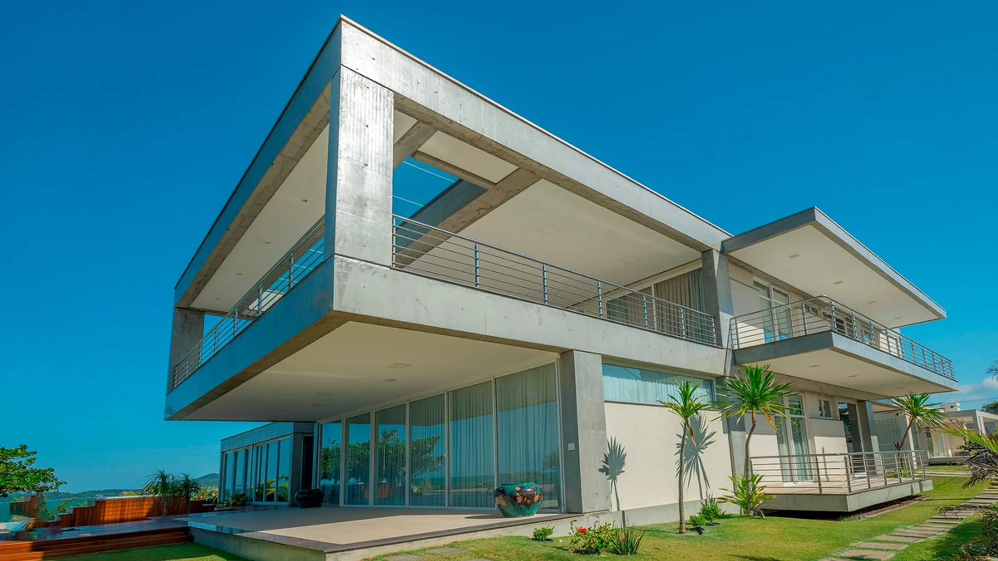 Fachadas de casas modernas: 12 projetos de escritórios brasileiros