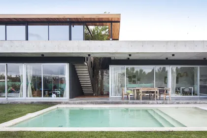 casa moderna con pileta y fachada de concreto — proyecto Santa Isabel, por Arfuso Arquitectos, en Ingeniero Maschwitz