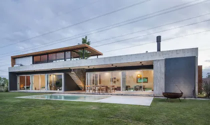Casa moderna de hormigón con piscina y amplios ventanales — proyecto Santa Isabel, por Arfuso Arquitectos, en Ingeniero Maschwitz