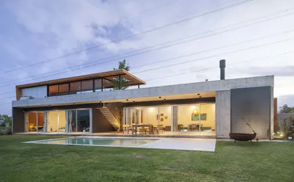 Fachada moderna con piscina y detalles en hormigón y madera — proyecto Santa Isabel, por Arfuso Arquitectos, en Ingeniero Maschwitz