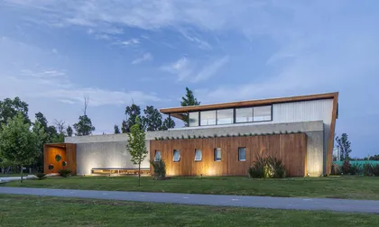Fachada moderna con paneles de madera y hormigón — proyecto Santa Isabel, por Arfuso Arquitectos, en Ingeniero Maschwitz