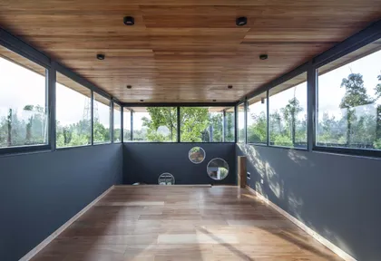 Sala moderna con ventanales amplios y techo de madera — proyecto Santa Isabel, por Arfuso Arquitectos, en Ingeniero Maschwitz