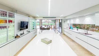 Cocina y comedor modernos y minimalistas con isla central — proyecto Las Caletas, por Arfuso Arquitectos, en Nordelta