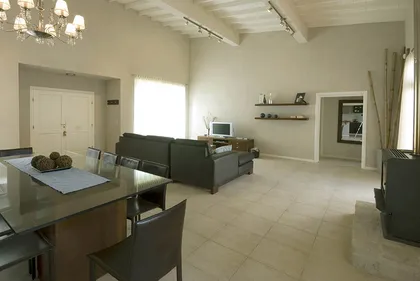Living moderno con techos altos y vigas expuestas — proyecto Casa Cariló 2007, por Hugo Zawadski Arquitectos, en Cariló