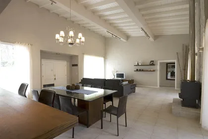 Living comedor moderno con vigas expuestas y chimenea — proyecto Casa Cariló 2007, por Hugo Zawadski Arquitectos, en Cariló