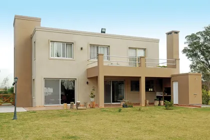 Fachada moderna de casa con amplios ventanales y techo a dos aguas — proyecto Casa El Recodo, por Fhee Construcciones, en Garin