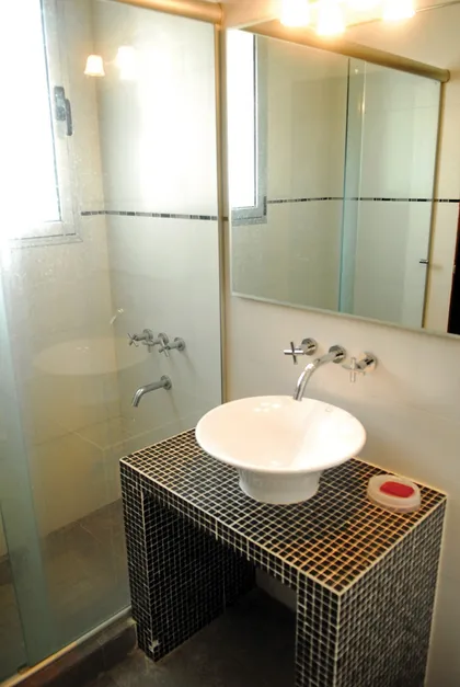Baño moderno con vanitory de mosaico y bacha de pedestal — proyecto Casa El Recodo, por Fhee Construcciones, en Garin
