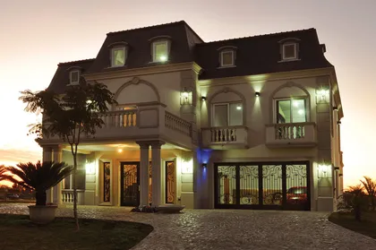 fachada de casa lujosa estilo mediterráneo al atardecer — proyecto Casa 4, por Fhee Construcciones, en Nordelta