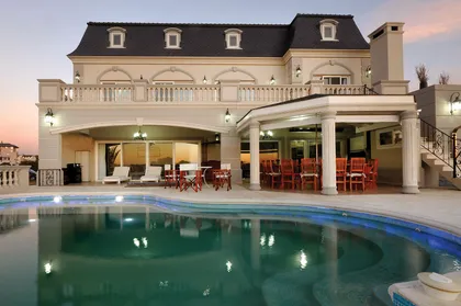 fachada mediterranea con piscina y area de comedor exterior — proyecto Casa 4, por Fhee Construcciones, en Nordelta
