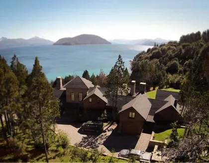 Casa moderna con fachada de piedra y vistas a la montaña — proyecto Corrientes del Nahuel, por Ricardo Pereyra Iraola , en Bariloche