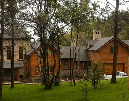 Casa de madera en bosque con estilo rústico moderno — proyecto Corrientes del Nahuel, por Ricardo Pereyra Iraola , en Bariloche