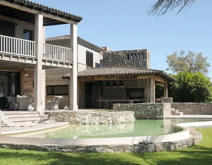 fachada mediterránea moderna con piscina y detalles en piedra — proyecto Paisajismo Agua, por Ricardo Pereyra Iraola 