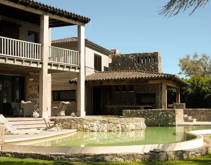 Fachada moderna con piscina y piedra natural — proyecto Terrazas a La Laguna, por Ricardo Pereyra Iraola