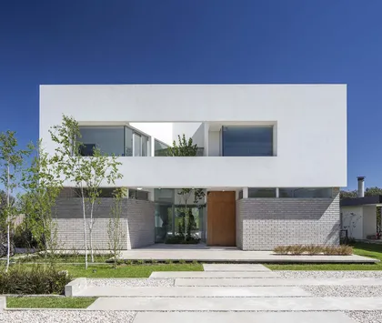 fachada moderna blanca y ladrillo gris con grandes ventanales — proyecto Casa MA, por Estudio GR, en City Bell