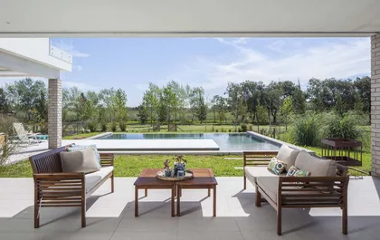 Patio moderno con piscina y muebles de madera — proyecto Casa MA, por Estudio GR, en City Bell