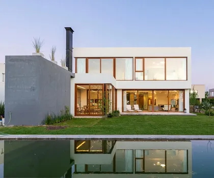 Casa moderna con grandes ventanales y volumen de hormigón — proyecto Casa ME, por Estudio GR, en City Bell