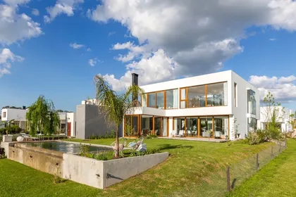 Casa moderna con piscina y amplios ventanales en entorno suburbano — proyecto Casa ME, por Estudio GR, en City Bell