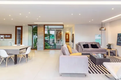 Living moderno con jardín interior y grandes ventanales — proyecto Casa ME, por Estudio GR, en City Bell