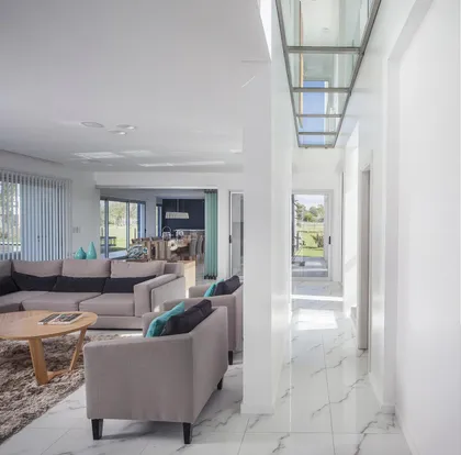 Living comedor moderno con vista al mar y mucha luz natural — proyecto Casa FA, por Estudio GR, en City Bell