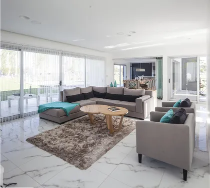 Living comedor moderno con ventanales y suelo de mármol — proyecto Casa FA, por Estudio GR, en City Bell