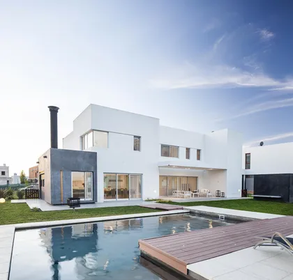 Casa moderna blanca con piscina infinita y grandes ventanales — proyecto Casa FA, por Estudio GR, en City Bell