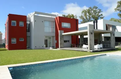 Fachada moderna con piscina y sala de estar exterior — proyecto Golondrinas 99, por Marcela Romiti Arquitectura, en La Plata