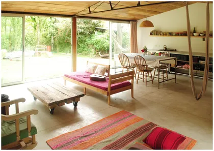 Living moderno-rústico con mucha luz y vista al campo — proyecto casa jm, por GARAGE arquitectura, en Bosque Peralta Ramos