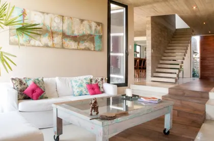 Living moderno con doble altura y escalera flotante — proyecto casa lc, por GARAGE arquitectura, en Mar del Plata