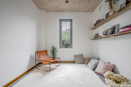 Sala de estar minimalista con sillón de cuero y alfombra mullida — proyecto casa r, por GARAGE arquitectura, en Mar del Plata