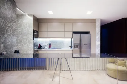 Cocina moderna con isla y detalles en piedra, estilo minimalista — proyecto Grand Bell 60, por Mercedes  klappenbach, en City Bell