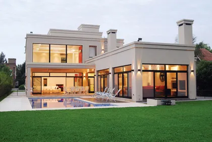 imponente casa moderna con piscina y amplios ventanales — proyecto Casa 3, por Estudio Martínez Nespral