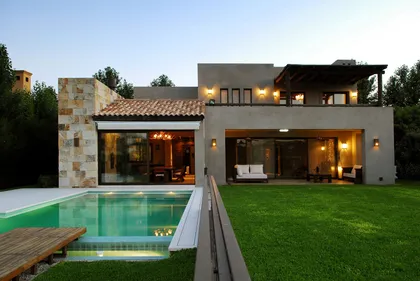Fachada moderna con piscina y jardín, estilo mediterráneo — proyecto Casa FGR, por Estudio Gamboa