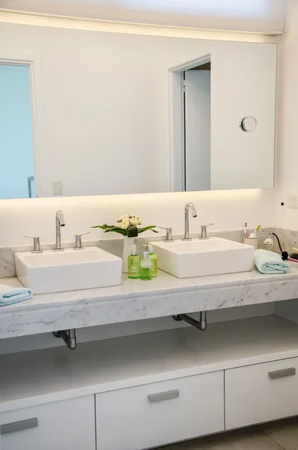 Baño moderno con doble lavatorio rectangular blanco y espejo iluminado — proyecto Casa 13, por Parrado Arquitectura