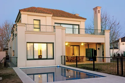 Casa contemporánea blanca con pileta azul y deck frontal — proyecto Casa 5, por Parrado Arquitectura