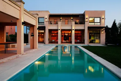 Casa moderna con pileta reflejante frente a fachada contemporánea — proyecto Casa 2, por Parrado Arquitectura
