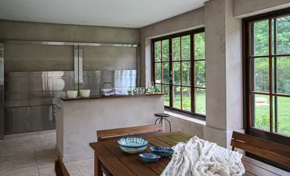 Baño contemporáneo con bañera, mesada de mármol y amplios ventanales — proyecto SD 48, por Estudio Arq Daniel Tarrio