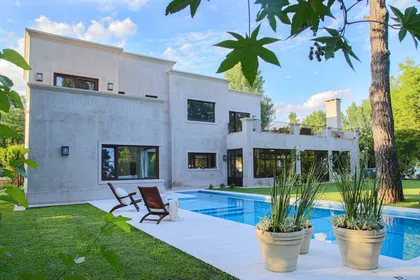 Casa moderna con pileta, deck y jardín frente a arquitectura minimalista — proyecto SD 48, por Estudio Arq Daniel Tarrio