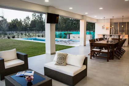 Galería moderna con vista a pileta y jardín desde living — proyecto TRL 9, por Estudio Arq Daniel Tarrio