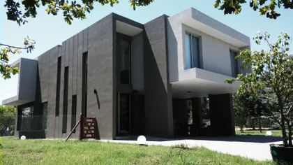 fachada moderna con bloques de hormigón y amplios ventanales — proyecto Vivienda en Miralagos, lote 57a, por Gabellini-Rey arquitectos, en La Plata