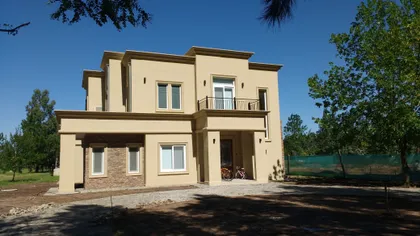 Fachada moderna con balcones y grandes ventanales — proyecto Vivienda en Miralagos II, por Gabellini-Rey arquitectos, en La Plata