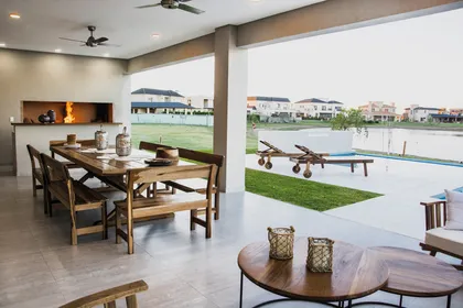 comedor moderno con vista a pileta y campo verde abierto — proyecto TRV 620, por Estudio Arq Daniel Tarrio