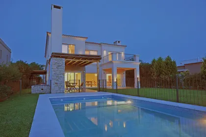 Casa moderna con pileta al atardecer y iluminación cálida — proyecto LS 78, por Estudio Arq Daniel Tarrio