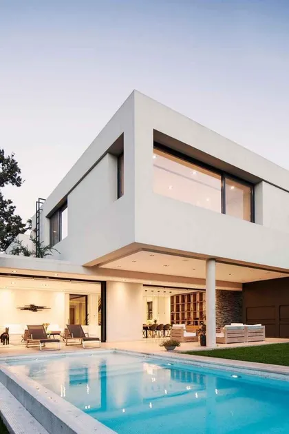 casa moderna blanca con piscina y espacios interiores amplios — proyecto Casa Los Mirasoles, por Estudio Te, en Pilar