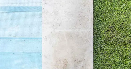 piscina, piedra y césped en composición vertical — proyecto Casa Los Mirasoles, por Estudio Te, en Pilar